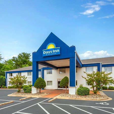 Days Inn & Suites By Wyndham Siler City Exteriör bild