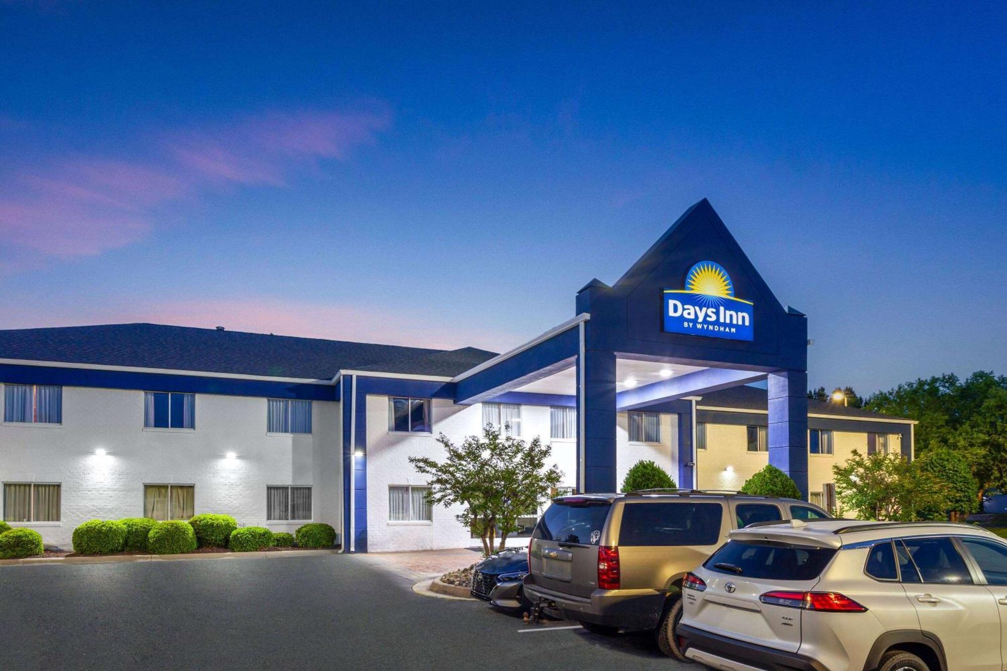 Days Inn & Suites By Wyndham Siler City Exteriör bild