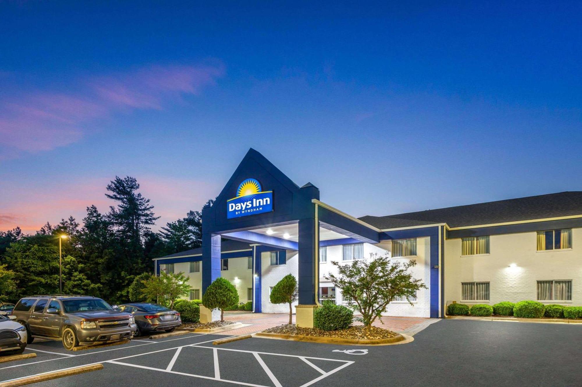 Days Inn & Suites By Wyndham Siler City Exteriör bild